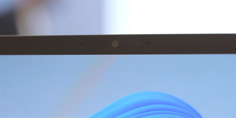 Camera trước 5 MP của Surface Pro 8. Nguồn: The Verge.