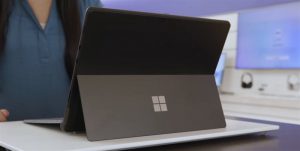Trên tay Surface Pro 8. Nguồn: The Verge.